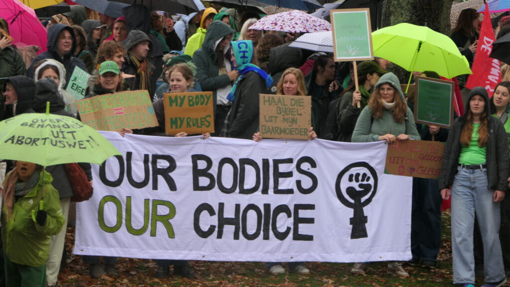 vrouwen staan met spandoek our bodies our choice