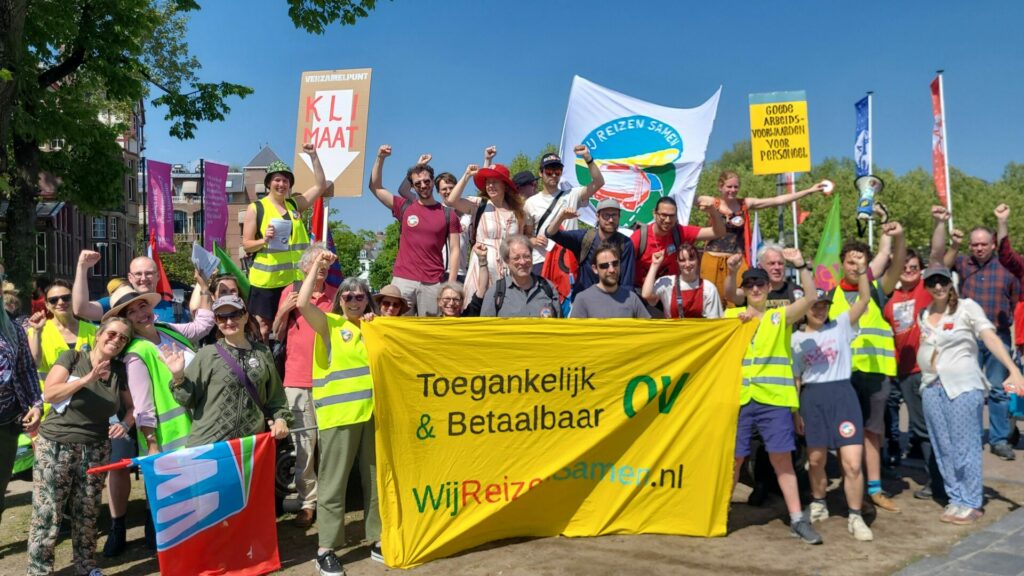 wij rijzen samen groep protesteert